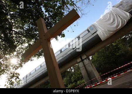 The picture shows a wodden cross at the crash site of the 'Transrapid' magnetic leviation train accident in Lathen, Germany, Wednesday, 04 October 2006. The train with 25 passengers onboard had collided with a track maintenace vehicle at more than 200km/h on Friday, 22 September. 23 persons died in the accident. Photo: Friso Gentsch Stock Photo