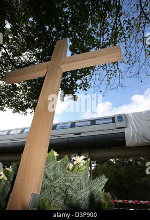 The picture shows a wodden cross at the crash site of the 'Transrapid' magnetic leviation train accident in Lathen, Germany, Wednesday, 04 October 2006. The train with 25 passengers onboard had collided with a track maintenace vehicle at more than 200km/h on Friday, 22 September. 23 persons died in the accident. Photo: Friso Gentsch Stock Photo