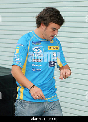 Spanish Formula One driver Fernando Alonso of Team Renault F1 is pictured at the racetrack in Suzuka, Japan, Thursday, 05 October 2006. Alonso lost last Sunday in China the lead of the championship for the first time this season with just two races left, in Japan and Brazil. The 2006 Formual 1 Japanese Grand Prix takes place coming Sunday, 08 October. Photo: Carmen Jaspersen Stock Photo