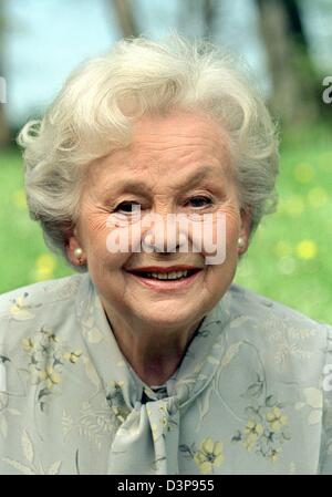 (FILE) - German actress Bruni Loebel pictured at a photocall to the TV series 'Jenny&Co.' in Munich, Germany, 2 May 2001. The popular actress passed away on 27 September at the age of 85 years in a hospital of Muehldorf am Inn, Germany, states her son Felix Bronner on Thursday, 05 October 2006 in Munich, Germany, confirming corresponding media reports. Photo: Ursula Dueren Stock Photo