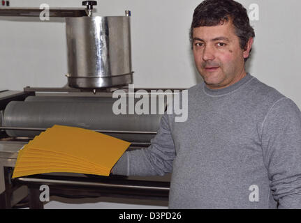 Portugal, Alarve: Apiarist Senhor Fernando Jorge de Oliveira Duarte with his selfmade honeycombs in his factory in Aljezur Stock Photo