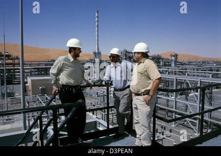 Saudi Aramco engineers at the Shaybah Gas Oil Separation Plant (GOSP), a major gas and oil production facility the empty quarter Stock Photo