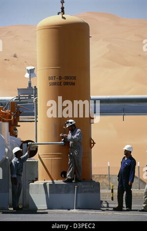 Saudi Aramco engineers at the Shaybah Gas Oil Separation Plant (GOSP), a major gas and oil production facility the empty quarter Stock Photo