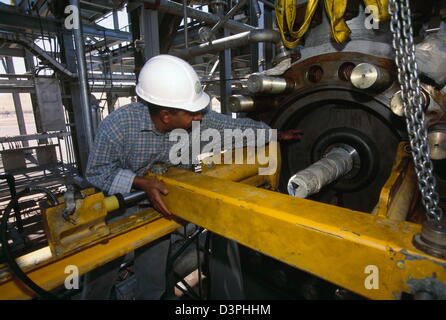 Saudi Aramco engineers at the Shaybah Gas Oil Separation Plant (GOSP), a major gas and oil production facility the empty quarter Stock Photo