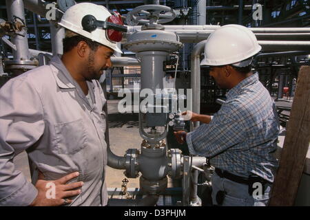 Saudi Aramco engineers at the Shaybah Gas Oil Separation Plant (GOSP), a major gas and oil production facility the empty quarter Stock Photo