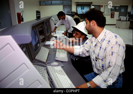 Saudi Aramco operators in the control room at the Shaybah Gas Oil Separation Plant (GOSP) Stock Photo