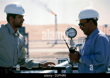 Saudi Aramco engineers at the Shaybah Gas Oil Separation Plant (GOSP), a major gas and oil production facility the empty quarter Stock Photo