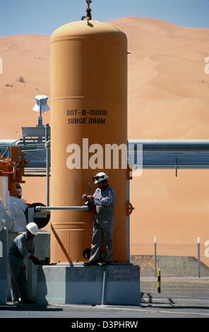 Saudi Aramco engineers at the Shaybah Gas Oil Separation Plant (GOSP), a major gas and oil production facility the empty quarter Stock Photo