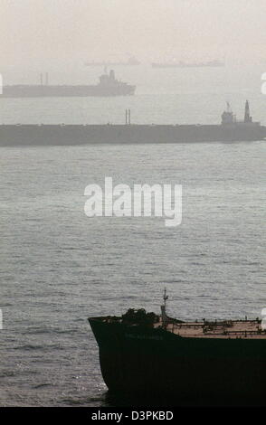 Oil supertankers and merchant marine ships n the Fujairah anchorage, UAE, just off the Straits of Hormuz in the Indian Ocean. Stock Photo