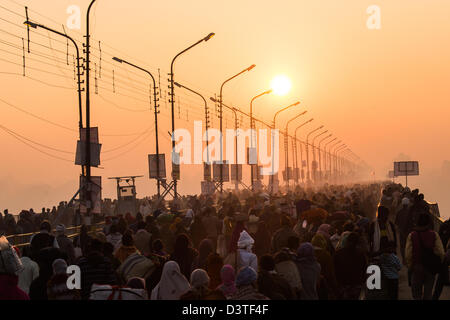 Pilgrims crowd the main bridge during the Kumbh Mela, Allahbad, India Stock Photo