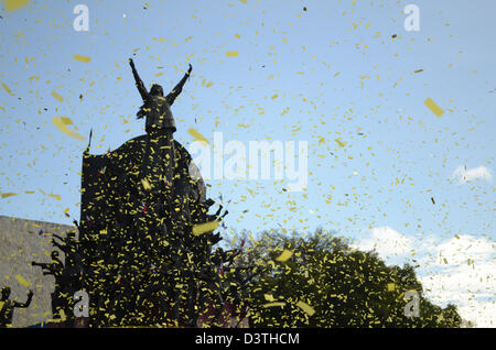 Quezon City, Manila, Philippines. 25th February 2013.  Confetti showers in front of the EDSA People Power Monument during the  commemoration of the 27th People Power Revolution on February 25, Monday. The People Power Revolution is a significant event in Philippine History, marking the return of democracy in the country from a dictatorship under former president, Ferdinand Marcos in a bloodless uprising of the Filipino people. (Photo by Mark Demayo/Alamy Live News) Stock Photo