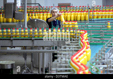 An employee of Eckes-Granini Germany GmbH pictured in the new PET production hall in Hennef, Germany, Friday, 13 October 2006. With the new bottle filling system market leader Eckes-Granini will be able to fill 170 million litres of juice per year. Photo: Rolf Vennenbernd Stock Photo