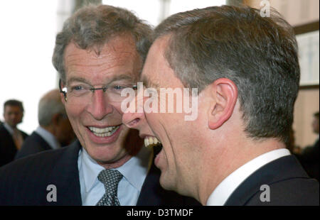 Gerhard Cromme (L), Chairman of the Supervisory Board of ThyssenKrupp AG, and CEO of Siemens Klaus Kleinfeld (R) laugh prior to the introduction ceremony of the President of the European School of Management (esmt) in Berlin, Germany, Friday, 13 October 2006. The esmt was founded in 2002 by 25 leading German companies and associations to establish an international management school Stock Photo