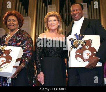 The US-American singer Grace Bumbry (L-R), the founder of the 'Europe Aid for Children' Johanna Haerting-Togeris and US-American opera singer Simon Estes  are pictured on stage during the charity opera gala 'Europe Aid for Children' in Munich, Germany, 14 October 2006. Photo: Ursula Dueren Stock Photo