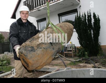 Tomas Erhardt of the Explosive Ordnance Disposal Service holds a just defused aircraft bomb near its discovery site close to a family home in Hanover, Germany, Sunday 15 October 2006. During the biggest evacuation action since WWII  22,000 people, including the residents of two homes for the elderly, had to leave their homes for the defusing of three British aircraft bombs weighing Stock Photo