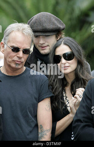 (L-R) Billy Bob Thornton, Ashton Kutcher and Demi Moore watch as Bruce Willis recieves a star on the Hollywood Walk of Fame in Hollywood, USA, Monday, 16 October 2006. It is the 2321th star on the Hollywood Walk of Fame. Photo: Hubert Boesl Stock Photo