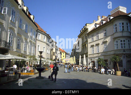 The picture shows a pedestrian area with shops and cafés in the capital Bratislava, Slovakia, Wednesday, 11 October 2006. Photo: Matthias Schrader Stock Photo