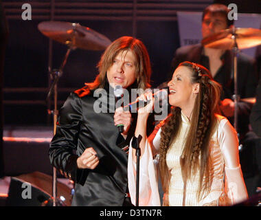 Singer John Kelly and his wife and duet partner Maite Itoiz perform at the ZDF star gala live show in aid of the German Agro Action in Riesa, Germany, Thursday, 19 October 2006. Many celebrities answered phone calls for donations during the 11th beneficial show. Photo: Jens Kalaene Stock Photo