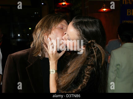 Singer John Kelly and his wife and duet partner Maite Itoiz kiss at the after party of the ZDF star gala live show in aid of the German Agro Action in Riesa, Germany, Thursday, 19 October 2006. Many celebrities answered phone calls for donations during the 11th beneficial show. Photo: Jens Kalaene Stock Photo