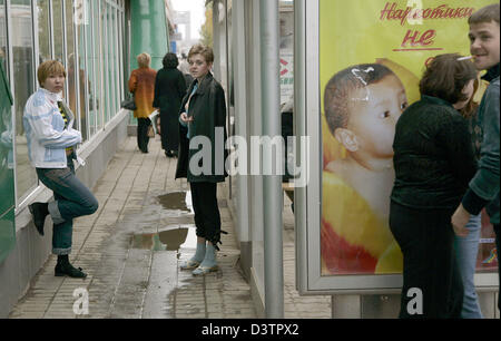 The picture shows a street scene with young people in Astana, Kazakhstan, Tuesday, 31 October 2006. 600.000 of Kazakhstan's 15 million population live in the capital Astana. Photo: Peer Grimm Stock Photo