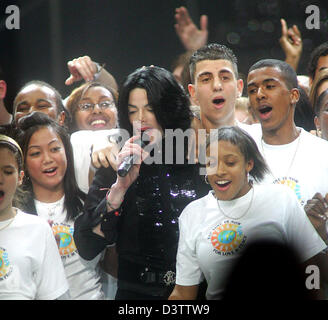 Michael Jackson performs 'We Are The World' together with a group of children during the World Music Awards at Earl's Court in London, United Kingdom, Wednesday, 15 November 2006. The World Music Awards is an international awards show which honours recording artists based on their popularity and worldwide sales figures. Photo: Hubert Boesl Stock Photo