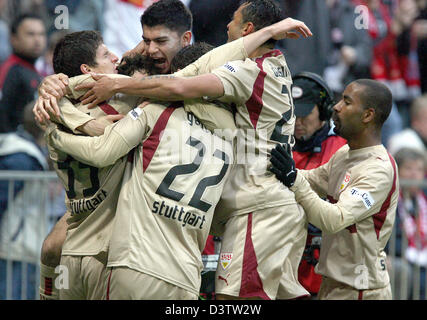 Stuttgart players celebrate with Mario Gomez (L), who scored the 1-0, during the German Bundesliga soccer match FC Bayern Munich vs. VfB Stuttgart in Munich, Germany, 18 November 2006. Photo: Andreas Gebert (ATTENTION: BLOCKING PERIOD! The DFL permits the further utilisation of the pictures in IPTV, mobile services and other new technologies only two hours after the end of the matc Stock Photo