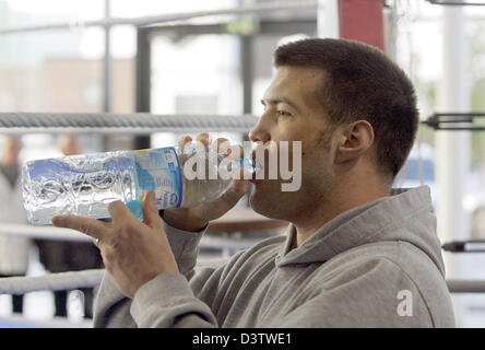 US pro boxer Brian Minto drinks water at a training for the press in Guetersloh, Germany, Tuesday, 21 November 2006. Minto will fight German Axel Schulz who makes his comeback to the ring on Saturday, 25 November. Photo: Bernd Thissen Stock Photo