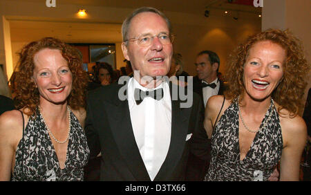 Former president of the Federation of German Industries (BDI) Hans-Olaf Henkel arrives with his wife Bettina Hannover (R) and her twin Almut  at the 55th Federal Press Ball in Berlin, Germany, Friday, 24 November 2006. 2,500 guests from politics, economy and the media were expected to the social event under the motto 'Magic worlds'. Photo: Steffen Kugler Stock Photo