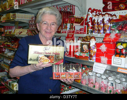 (dpa file) -  Hildegard Fehr shows gingerbread and the Christmas cake 'Christstollen' in her shop in Washington D.C.,USA,  21 November 2006.  The 74-year old Austrian has been selling German specialities in her small delicatessen shop near the White House for 42 years. Demand for German christmas products is increasing. Photo: Diana Teschler Stock Photo