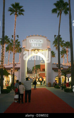 The picture shows the entrance gate with christmas decoration at the Universal Studios in Hollywood, Los Angeles in the state of California, USA, 30 November 2006. Photo: Uli Deck Stock Photo