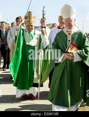 Pope Benedict XVI arrives to celebrate Mass at the Lourdes Sanctuary ...