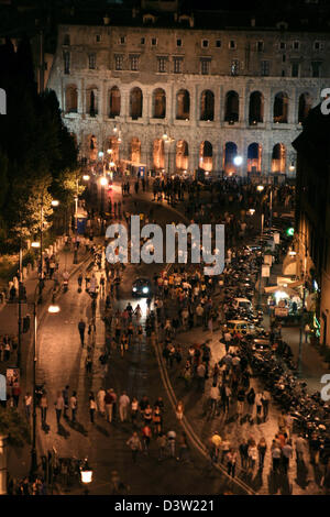 Crowds access the illuminated Marcello Theatre in Rome, Italy, 9 September 2006. The annual so-called White Night (notte bianca) attracts 2.5 million people to the streets of Rome. Museums stay open and many cultural events take place. Photo: Lars Halbauer Stock Photo