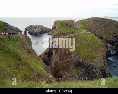(dpa - files) Tourists cross the rope bridge Carrick-A-Rede in Northern Ireland, United Kingdom, 09 August 2004. Photo: Lars Halbauer