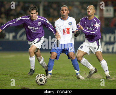 Hertha BSC Berlin's Ashkan Dejagah (C) vies for the ball with VfL Osnabrueck's Dominique Ndjeng and Andreas Schaefer (L) during the round of last 16 German Cup match at the OsnatelArena stadium in Osnabrueck, Germany, Tuesday, 19 November 2006. Berlin advanced, beating third-division Osnabrueck 3-1 with two goals from Gimenez. Photo: Friso Gentsch Stock Photo