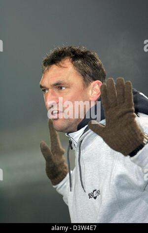 VfL Osnabrueck's head coach Claus-Dieter Wollitz gestures during the round of last 16 German Cup match against Hertha BSC Berlin at the OsnatelArena stadium in Osnabrueck, Germany, Tuesday, 19 November 2006. Berlin advanced, beating third-division Osnabrueck 3-1 with two goals from Gimenez. Photo: Friso Gentsch Stock Photo