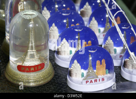 The picture shows snow domes of the Eiffel Tower, Sacre Coeur and Notre Dame in Paris, France, 08 December 2005. Photo: Robert B. Fishman Stock Photo