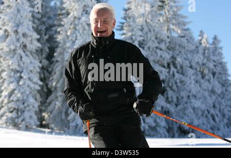 The picture shows Bavarian Prime Minister Edmund Stoiber on skis in Garmisch-Partenkrichen, Germany, Thursday, 21 December 2006. Garmisch-Partenkirchen hosts the Alpine Ski World Cup in 2011. Photo: Frank Leonhardt Stock Photo