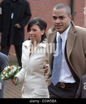 The 22-year old national soccer player David Odonkor and his newly-wed wife Suzan Odonkor (19), nee Barka, stand in front of the civil registry after their wedding in Steinhagen, Germany, Friday 29 December 2006.  Photo: Oliver Krato Stock Photo