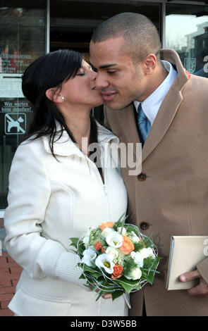 Suzan Odonkor (19), nee Barka, kisses 22-year old national soccer player David Odonkor in front of the civil registry after their wedding in Steinhagen, Germany, Friday 29 December 2006.  Photo: Oliver Krato Stock Photo