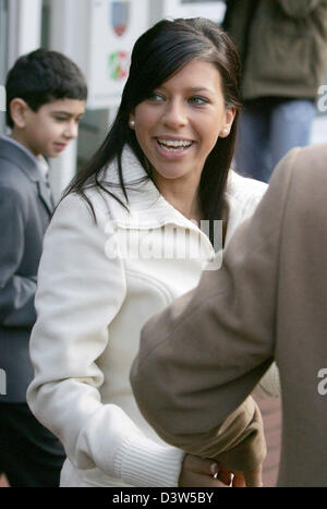 Suzan Odonkor (19), nee Barka,  smiles after her wedding  with national soccer player Odonkor in front of the civil registry after their wedding in Steinhagen, Germany, Friday 29 December 2006.  Photo: Oliver Krato Stock Photo