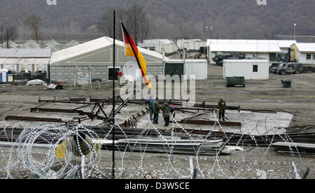 Soldiers stand among the foundations of a new building at the  fortified Bundeswehr camp 'Nothing Hill' north of Mitrovica, Serbia, 11 December 2006. Administrated by the UN the Kosovo forms part of Serbia under international law. The camp erected only in July 2006 is the northernmost post of the KFOR troops in the Kosovo. Photo: Matthias Schrader Stock Photo