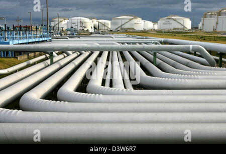 The photo shows pipelines in front of storage tanks on the compounds of the TOTAL refinery in Leuna, Germany, Tuesday, 09 January 2007. On the second day without oil from Russia production is running on a normal level, states a spokesman of the company. Photo: Waltraud Grubitzsch Stock Photo