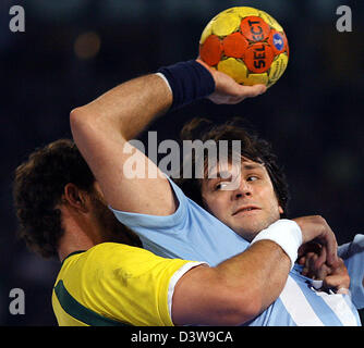 Argentine Gonzalou Carou (R) is blocked by Brazilian Danilo Paulino da Silva (L) during the 2007 Handball Germany World Championship match Brazil vs Argentina in Halle/Westfalia, Germany, 22 January 2007. Argentina won the match 20-22. Photo: Franz-Peter Tschauner Stock Photo