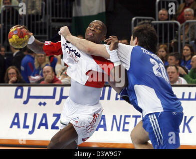 Russian Mikhail Chipurin (R) holds Hungarian Ivo Diaz (L) in the Handball World Championship 2007 match Russia vs Hungary at the SAP Arena in Mannheim, Germany, Sunday, 28 January 2007. Russia won 26:25. Photo: Uli Deck Stock Photo