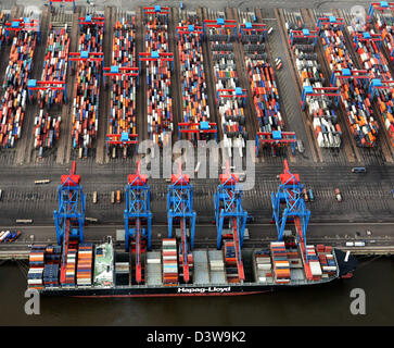 The aerial photo shows a Hapag-Lloyd ship at a pier of the Altenwerder container terminal, Hamburg harbour, Hamburg, Germany, 23 January 2007. Altenwerder container terminal counts among the most modern container transfer facilities in Europe. Photo: Kay Nietfeld Stock Photo
