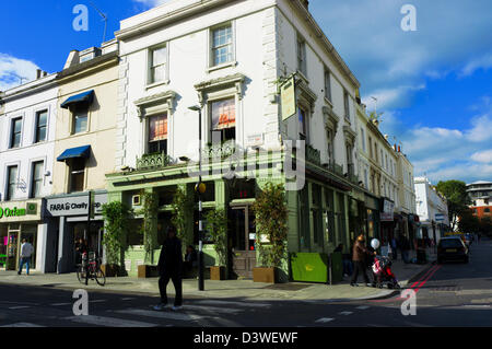 The Queens Arms public house on the corner of Warwick Way and Upper Tachbrook Street in Pimlico, London. Stock Photo