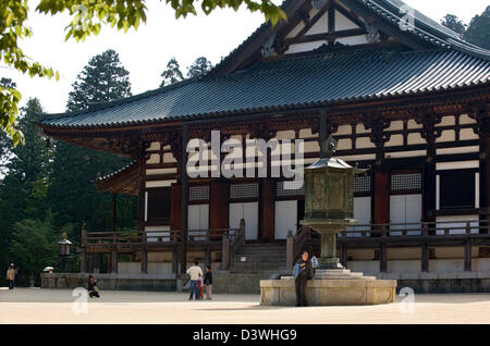 Visitors at the Kondo Main Hall at Danjo Garan in Kongobuji Temple complex on Koyasan, or Mount Koya, Wakayama, Japan. Stock Photo