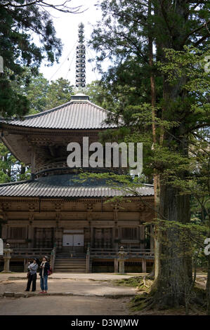 Two visitors at Saito, west two-story pagoda, at Danjo Garan in Kongobuji Temple complex on Koyasan, Mount Koya, Wakayama Stock Photo