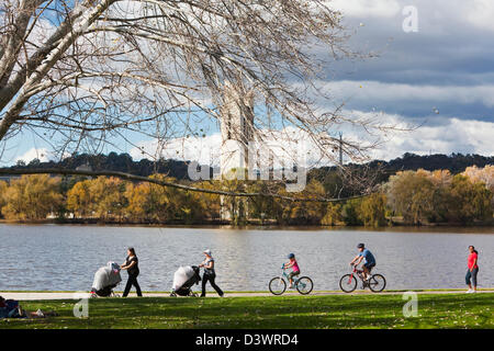 Walkers and cyclists at Lake Burley Griffin.  Canberra, Australian Capital Territory (ACT), Australia Stock Photo