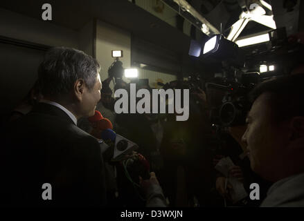 Los Angeles, California. 25th Feb, 2013, Director Ang Lee talks to media during a press conference for Chinese media after he won the best director for 'Life of Pi' in the 85th Annual Academy Awards Feburary 24, 2013 in Los Angeles, California, the United States. (Credit Image: © Ringo Chiu/ZUMAPRESS.com) Stock Photo